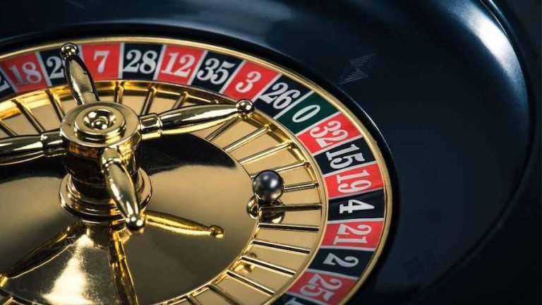Antarmuka aplikasi mahacuan menampilkan meja dealer langsung dan permainan slot