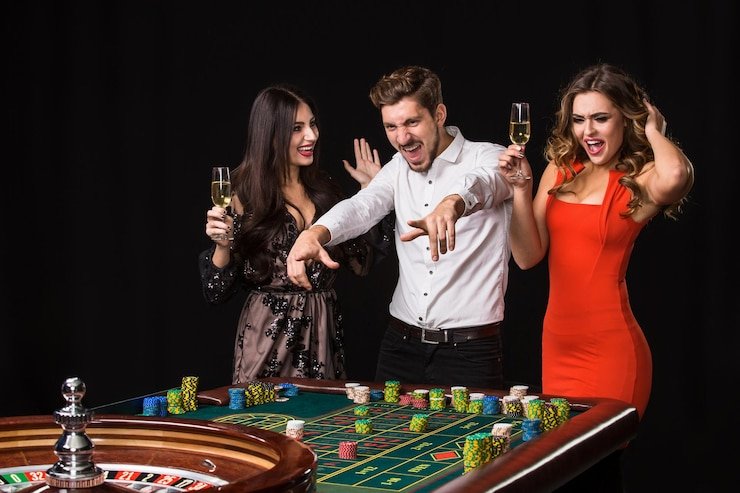 Dealer profesional mahacuan menyiapkan permainan Lightning Dice di studio live